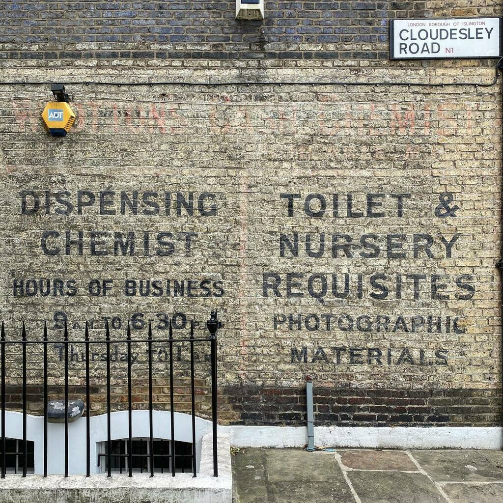 vollauschek's tweet photo. Beautiful local typography.
—
#barnsbury #islington #london #n1 #wall #signage #wallletters #walllettering #ghostsigns #ghostsignsuk #ghostsignslondon https://t.co/VWG35TPyg5 https://t.co/nkbaLHLZK7