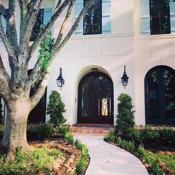 TimberlaneInc's tweet photo. Talk about making an entrance!
#timberlaneshutters #shutters #boardandbattenshutters #blueshutters #exteriorshutters #exteriordesign #homedecor #facade https://t.co/JOWpbAwG2H