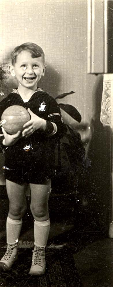 AuschwitzMuseum's tweet photo. 7 July 1934 | Hungarian Jewish boy György Engel was born.

In June 1944 he was deported to #Auschwitz and murdered in a gas chamber. https://t.co/0kNHW5jjAd