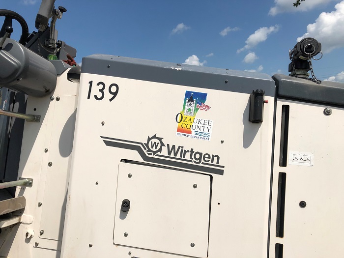 WaukeshaCoDPW's tweet photo. A good friend:

 • helps you move into a new home
 • drives you to the airport
 • brings their mill all the way over to your neighborhood so you can repave County Hwy B in Oconomowoc

Thank you Ozaukee County Highway Department!!👷🖇️👷‍♂️ https://t.co/sC0YH7kVZe