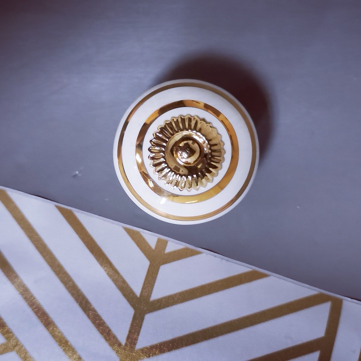 Not long till this little beaut will be available to buy in the AgriWags Lifestyle shop I'm loving the gloss grey and gold combo.. Watch this space! ✨

#relovedfurniture #reloved #refurbishedfurniture #touchofgold #livelovefarm #countrylifestyle #countrysideliving #bossbabe