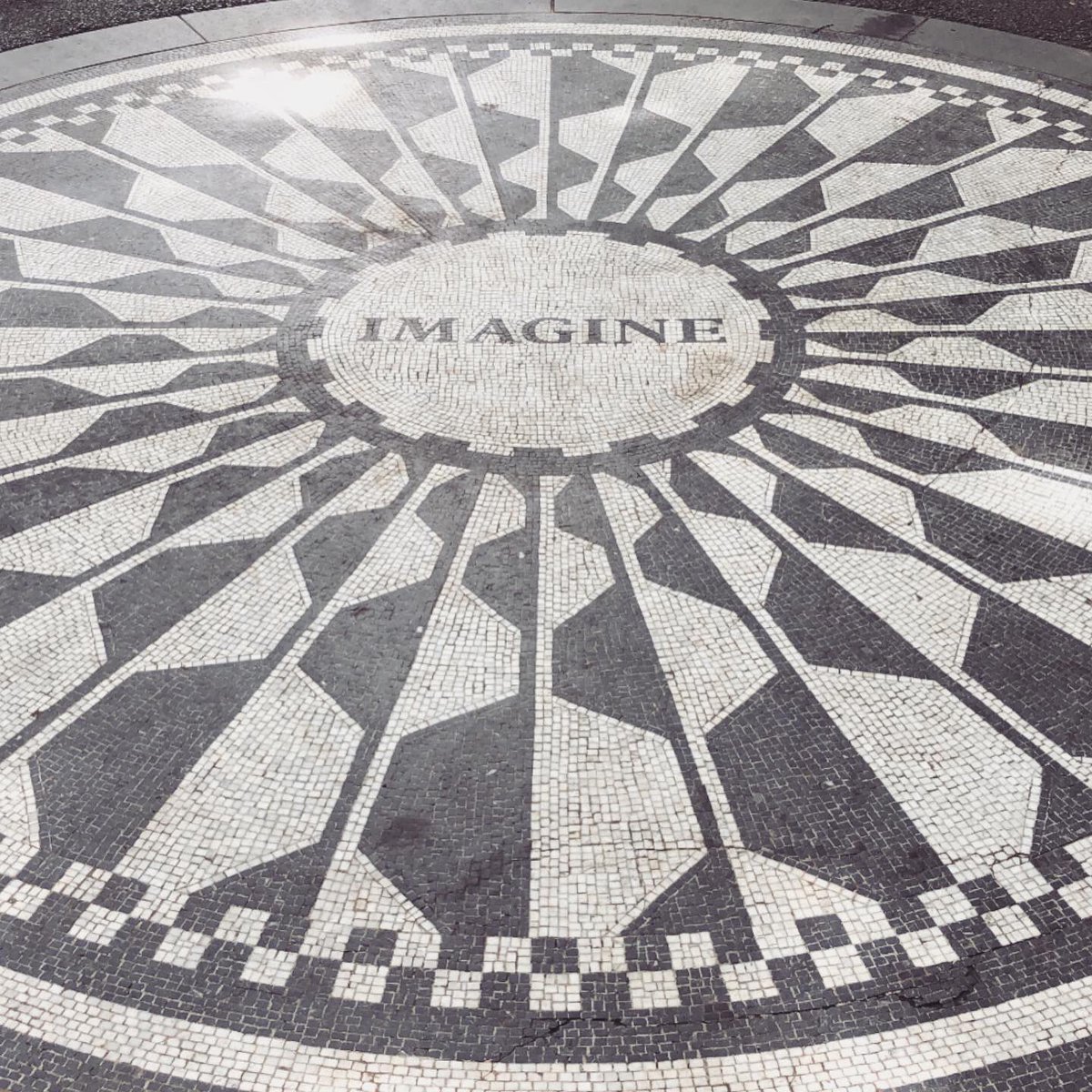 seanskyler's tweet photo. I bet heaven feels a lot like walking through Strawberry Fields. #newyorkcity ✌🏻🍓 https://t.co/TA2T9Q3A1S