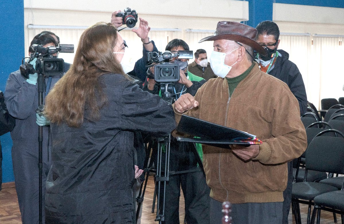 Ministerio de Desarrollo Rural y Tierras (@mdrytoficial) on Twitter photo La ministra de Desarrollo Rural y Tierras, <a href="/ElianeCapobianc/">Eliane Capobianco</a> posesionó a Fernando Vargas como nuevo Director del Fondo de Desarrollo Indígena, quién se comprometió a trabajar en beneficio de los pueblos indígenas del país.
#TrabajandoPorBolivia La ministra de Desarrollo Rural y Tierras, <a href="/ElianeCapobianc/">Eliane Capobianco</a> posesionó a Fernando Vargas como nuevo Director del Fondo de Desarrollo Indígena, quién se comprometió a trabajar en beneficio de los pueblos indígenas del país.
#TrabajandoPorBolivia