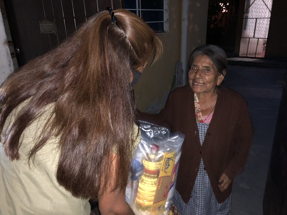 AlfonsoAngelVa2's tweet photo. Hoy la presidenta del DIF municipal de San Antonio de la Cal, en coordinación con el H. Ayuntamiento; apoyaron con productos de la canasta básica a familias vulnerables de la 3ra Seccion el polvorín, con el fin de apoyar a la economía de las familiar que más lo necesitan.
@GobOax https://t.co/Ou4CooJftG