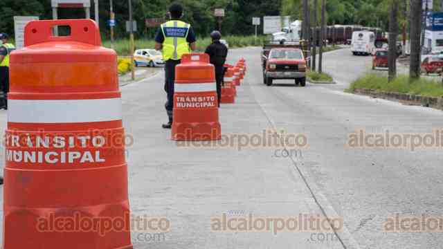 alcalorpolitico's tweet photo. #NoticiasAlCalor 😷| Sancionan a taxistas de #Córdoba por incumplir con cubrebocas; inició operativo para supervisar que tampoco suban pasaje de más; a quienes intervengan deberán pagar arrastre y corralón.
https://t.co/GWVsgTDMnU
#ChécaloEnAlCalor https://t.co/FafWNfvpiX