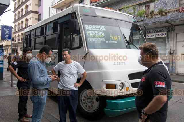 alcalorpolitico's tweet photo. #NoticiasAlCalor 😷| Sancionan a taxistas de #Córdoba por incumplir con cubrebocas; inició operativo para supervisar que tampoco suban pasaje de más; a quienes intervengan deberán pagar arrastre y corralón.
https://t.co/GWVsgTDMnU
#ChécaloEnAlCalor https://t.co/FafWNfvpiX