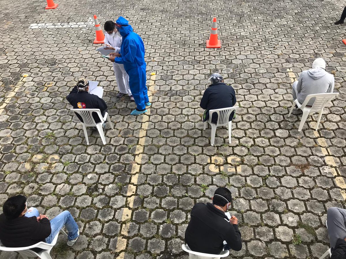 uees_ec's tweet photo. La brigada del #UEESBiolab continúa realizando pruebas de #Covid19 en el centro de convenciones Eugenio Espejo de la capital.

#SolidariosConQuito https://t.co/TXggWWOImZ
