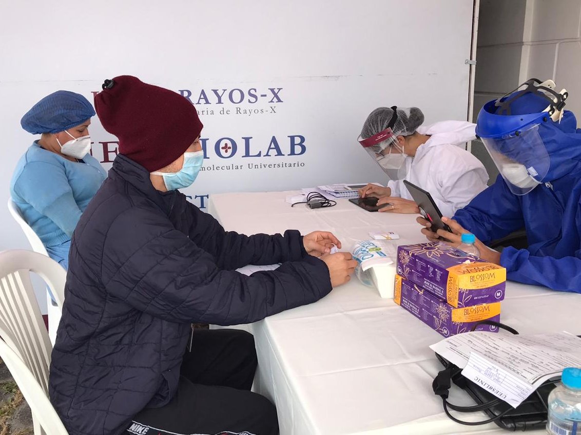 uees_ec's tweet photo. La brigada del #UEESBiolab continúa realizando pruebas de #Covid19 en el centro de convenciones Eugenio Espejo de la capital.

#SolidariosConQuito https://t.co/TXggWWOImZ