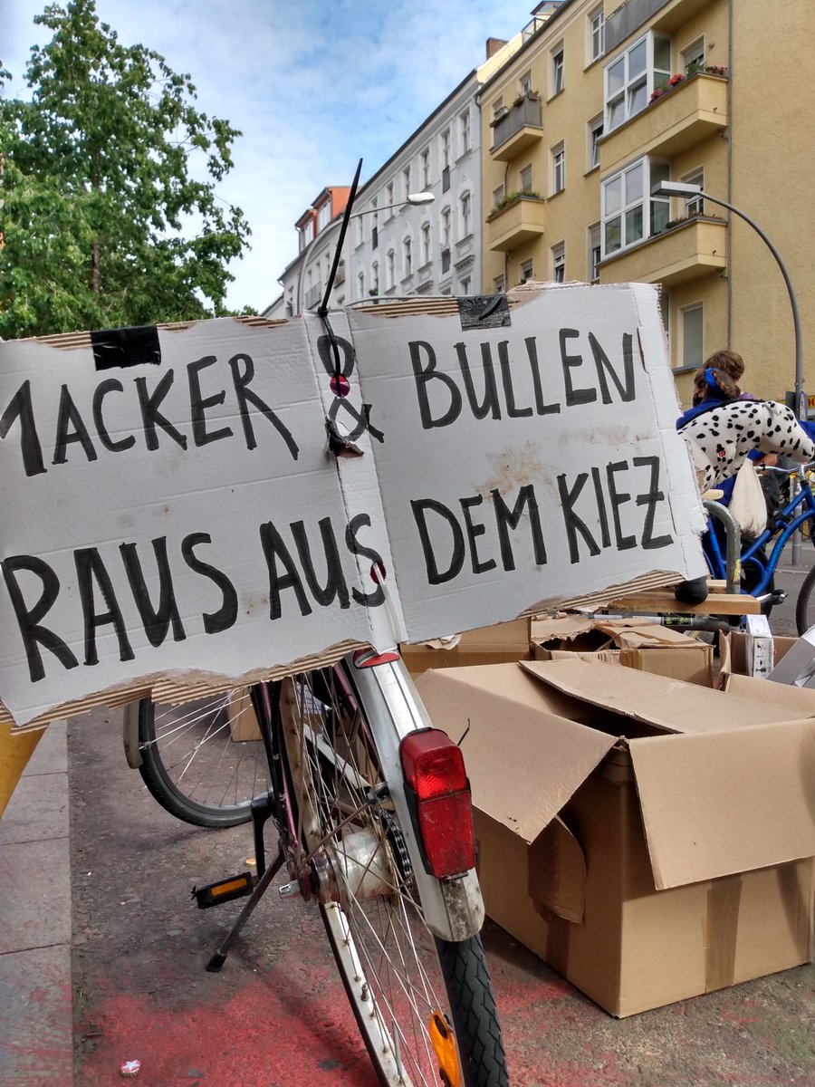 linie206's tweet photo. Stabile demo, merci für alle die da waren. Aber stay tuned, tag X kann jederzeit kommen!
#liebig34 #potse #meute #syndi #gemeintsindwiralle https://t.co/81C5JrFxhy