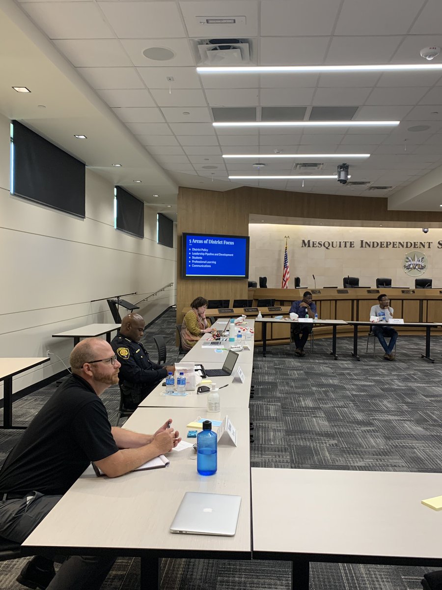 mesquiteisdtx's tweet photo. Students, staff and community members on the Leadership and Empowerment Team met this afternoon to continue the important conversation about how MISD can promote inclusion, justice and equality in our schools. #LETsMakeAnImpact https://t.co/gcNJkJaLVB