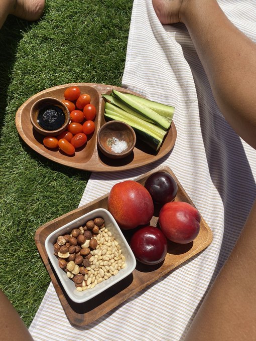 i luv a cute snack tray and id cut the stone fruits but i eat them like a maniac in four bites https://t