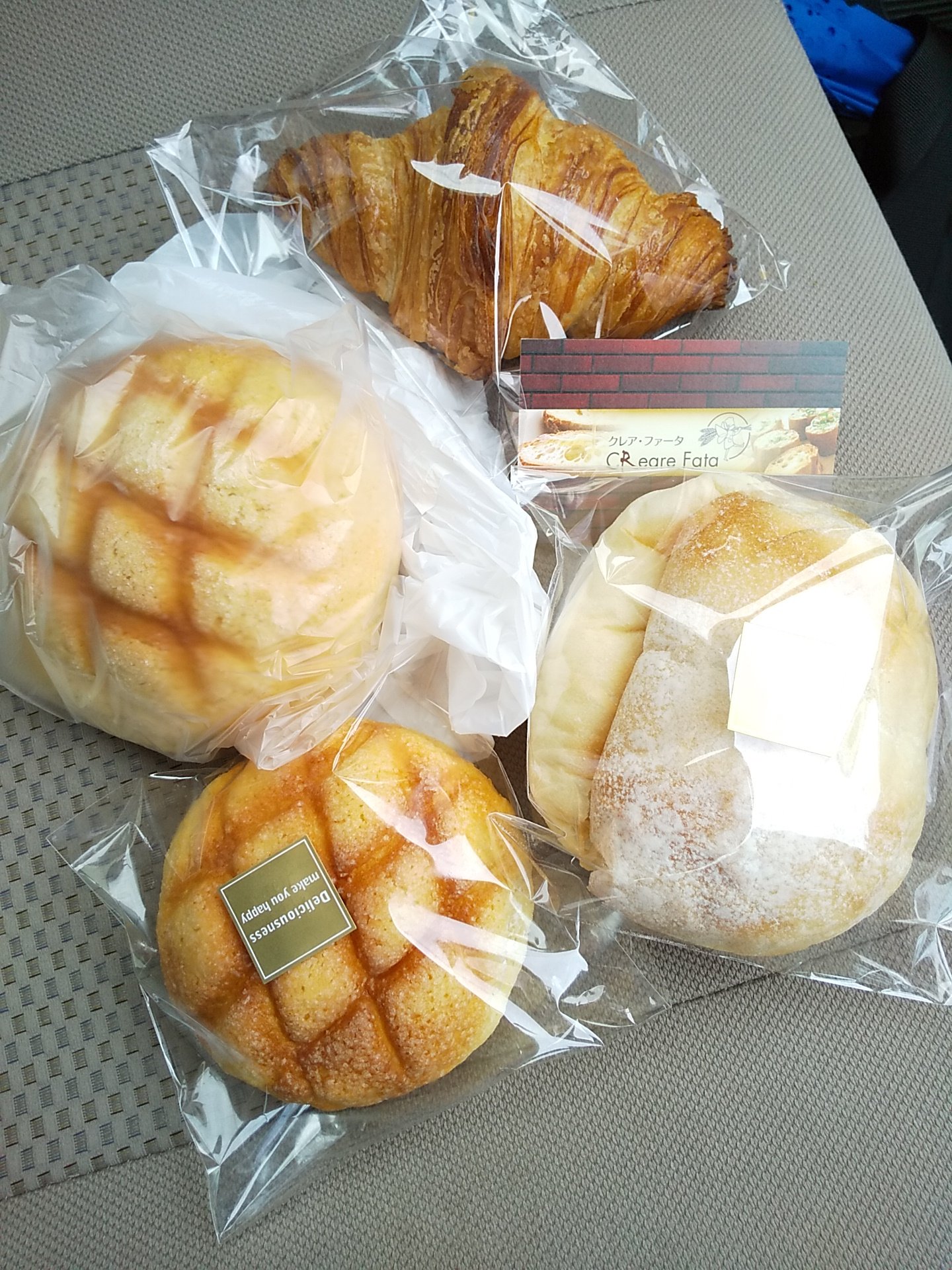 食べられる内は大丈夫 生クリームメロンパン Creare Fata クレアファータ 小禄店 那覇市鏡原 琉球銀行裏のコープ小禄店内 冷たい生クリームが入ってて美味しかったです クロワッサンもバターが効いてパリパリ 赤ちゃんのおしりは 柔らかで美味しかっ