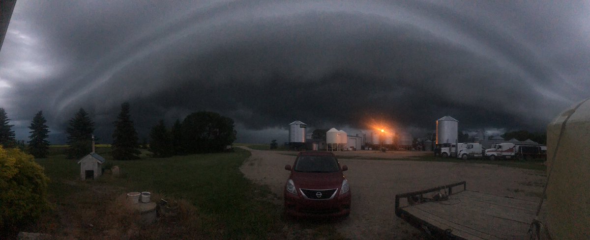 melanie_m37's tweet photo. Above my farm near Francis, Saskatchewan @skstorms @IWeatherSK @weatherchannel @summerstorms #storm #prairiestorm https://t.co/lAj3reM5qf