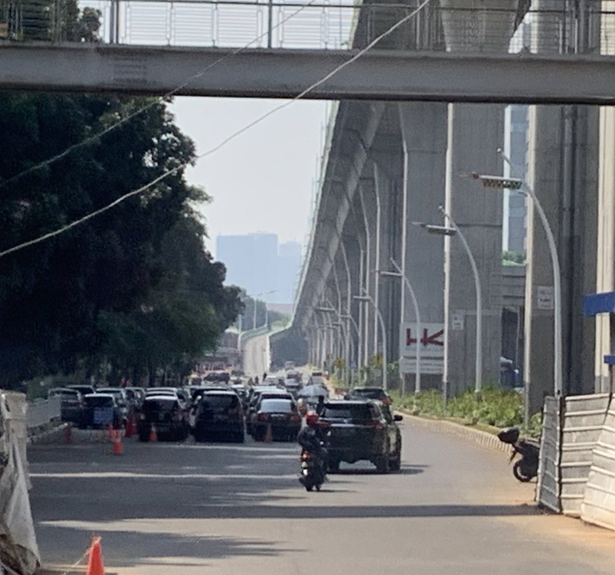 Kalo ada yang nanya “Siapa yang ngajarin kamu parkir mobil sembarangan sampe lapis tiga?”

Kasih aja nih gambar, pemandangan sehari-hari mobil Mabes Polri yang bahkan sampe ngambil lahan jalan bukan depan gedung mereka. Kasihan Sekretariat ASEAN harus kena imbasnya juga 🤦‍♂️🤦‍♂️