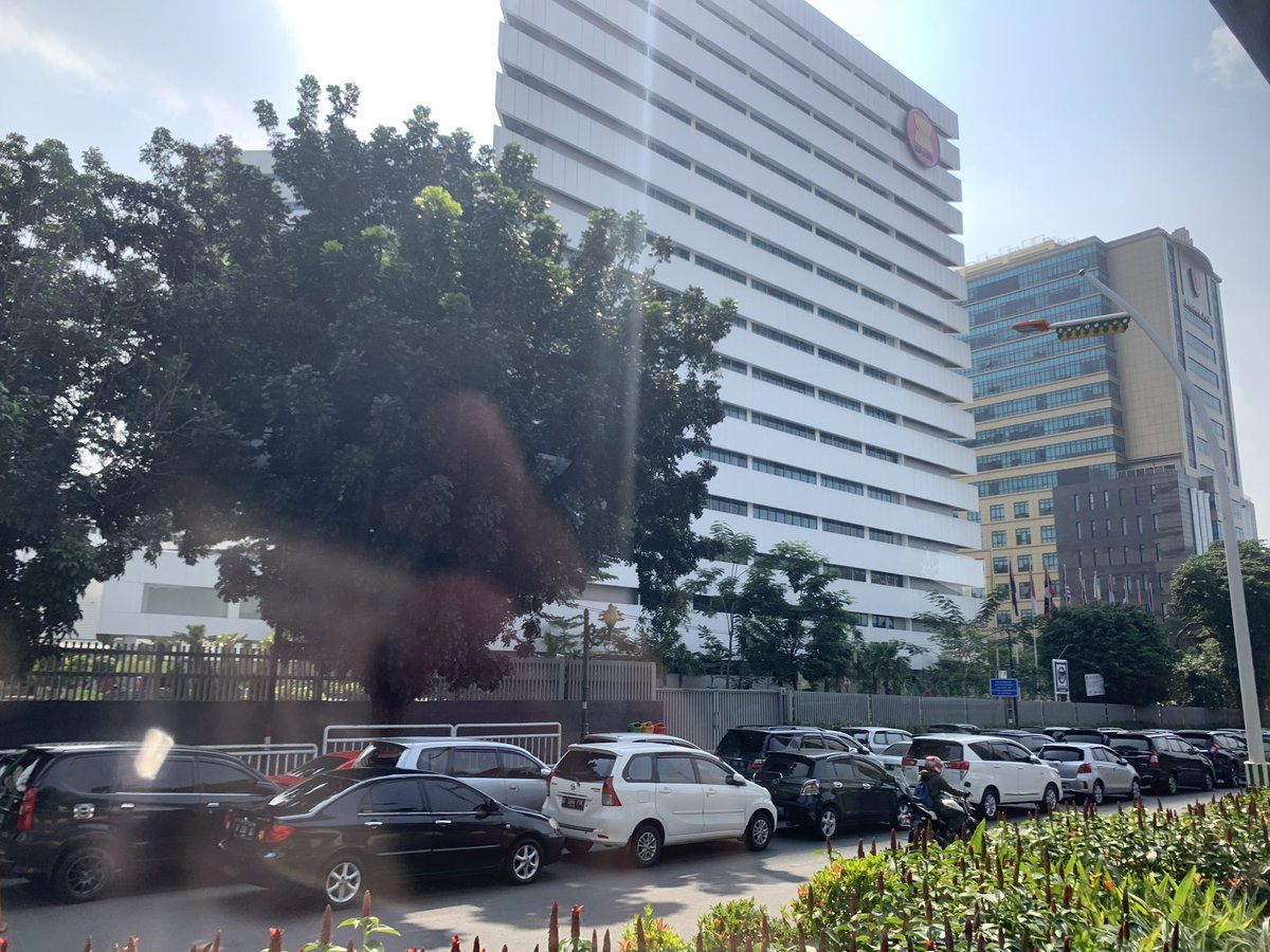 adriansyahyasin's tweet photo. Kalo ada yang nanya “Siapa yang ngajarin kamu parkir mobil sembarangan sampe lapis tiga?”

Kasih aja nih gambar, pemandangan sehari-hari mobil Mabes Polri yang bahkan sampe ngambil lahan jalan bukan depan gedung mereka. Kasihan Sekretariat ASEAN harus kena imbasnya juga 🤦‍♂️🤦‍♂️ https://t.co/jq9qzPkpZS