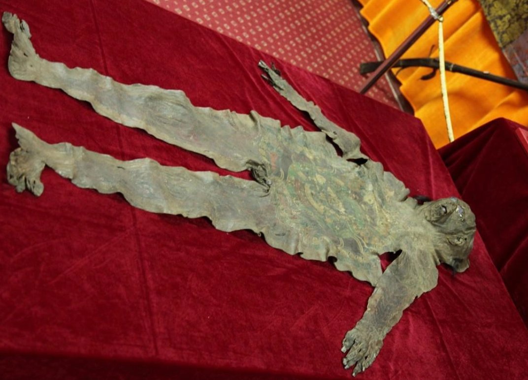 达赖喇嘛还在西藏时,对人皮饰品独有情钟,曾让人到西藏各地搜罗。