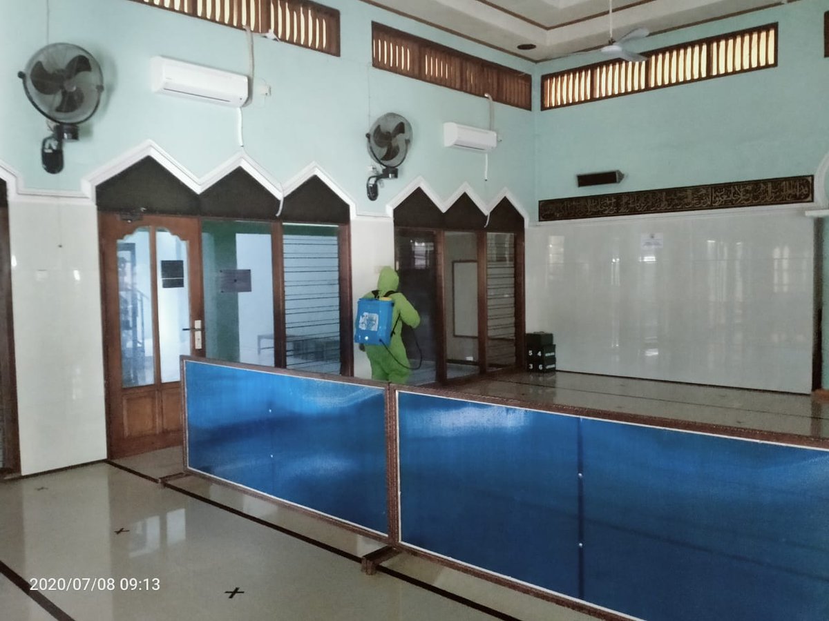 SemarangBankom's tweet photo. Selamat pagi,
Ijin melaporkan kegiatan penyemprotan disinfektan di Pasar Sampangan, Semarang pagi hari ini. Kegiatan diawali dengan Apel Pasukan pkl 07.00 bertempat di halaman Pasar Sampangan, dilanjut kegiatan penyemprotan.
@BPBD_Semarang 
@sarda_jateng https://t.co/ckQtJk800S