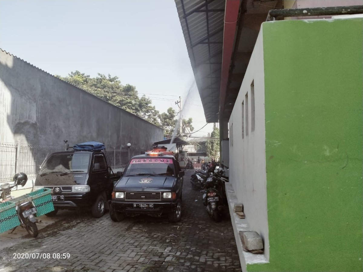 SemarangBankom's tweet photo. Selamat pagi,
Ijin melaporkan kegiatan penyemprotan disinfektan di Pasar Sampangan, Semarang pagi hari ini. Kegiatan diawali dengan Apel Pasukan pkl 07.00 bertempat di halaman Pasar Sampangan, dilanjut kegiatan penyemprotan.
@BPBD_Semarang 
@sarda_jateng https://t.co/ckQtJk800S