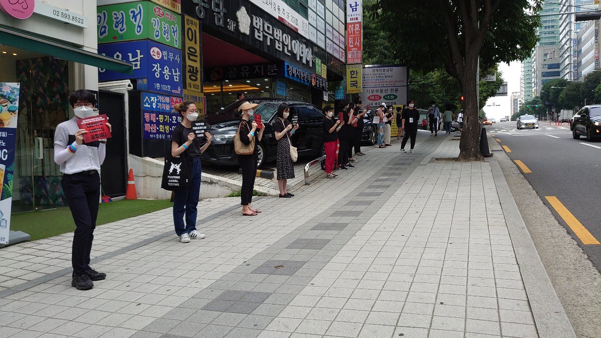법원청사앞에 시민들의 용기가 모이고 있었다. 왠지 부끄러움에 눈물이 났다.