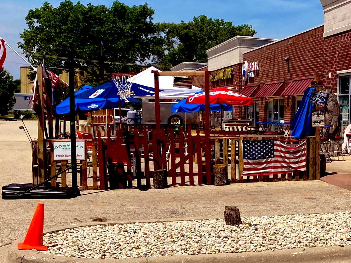 CLakeRibHouse's tweet photo. @ChicagosBestTV @MarleyKayden You gotta see the Rib Crib we built outside the Rib House https://t.co/z83OrC9Hr2