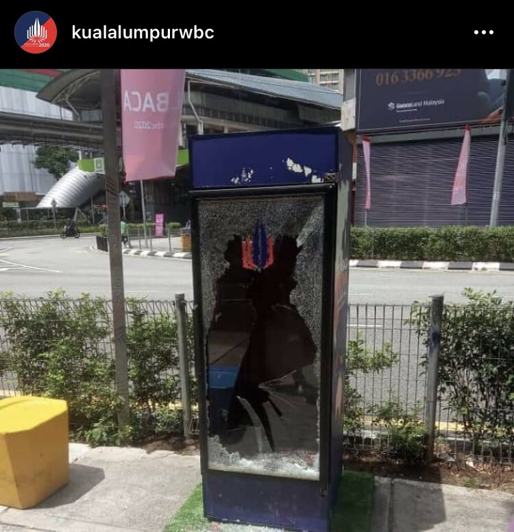 untitledbc's tweet photo. Ishh teruk betul lah perangai orang yang buat macam ni! Dengki sangat ke orang letak kios buku?

Credit: IG @ kualalumpurwbc https://t.co/HsTeZXiSMY