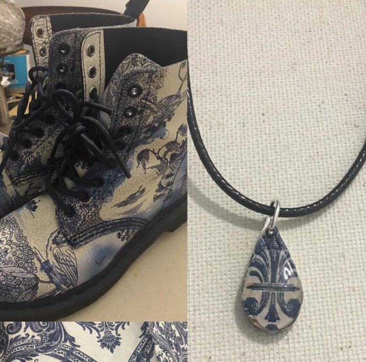 TheFunkyTrunk1's tweet photo. #bluewillow #decoupage  #paperart on #wood #Pendant to wear with my blue willow #docmartens #docs #etsyshop https://t.co/yOf1xWiKeE