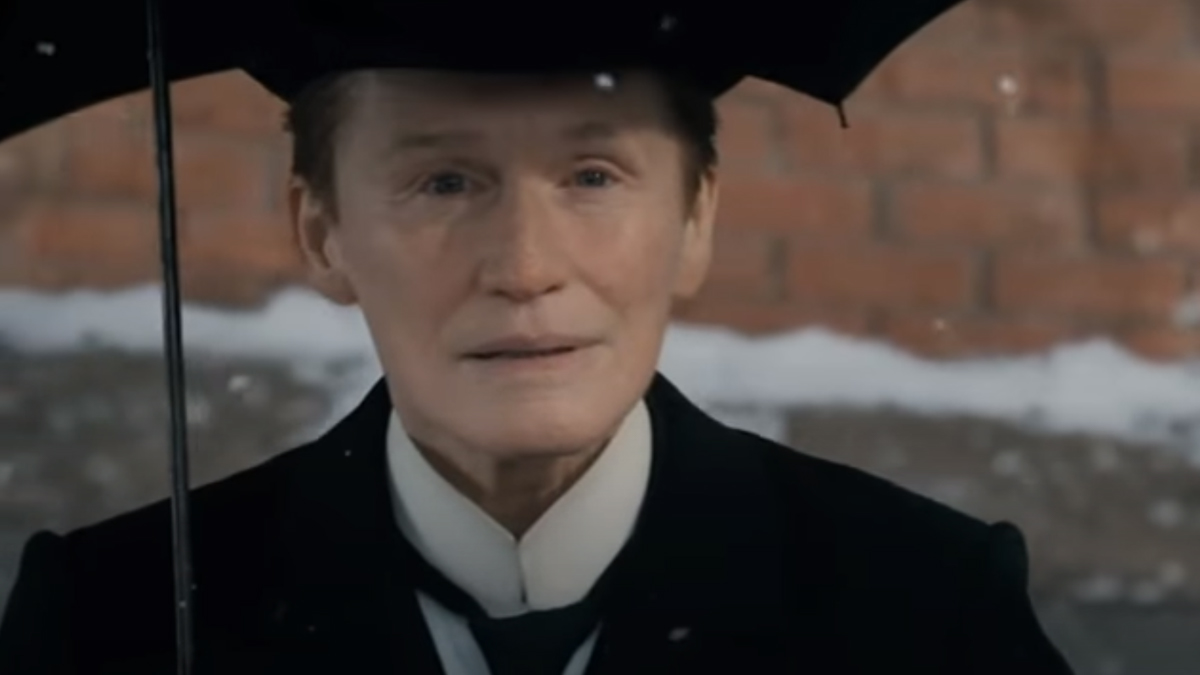 In light of ongoing controversy about trans roles and my own undying love for queer history, I would like to share my impressions of a movie I WANTED to love, and how it embodied a plethora of harmful transmasc stereotypes. This is a thread about the movie "Albert Nobbs":
