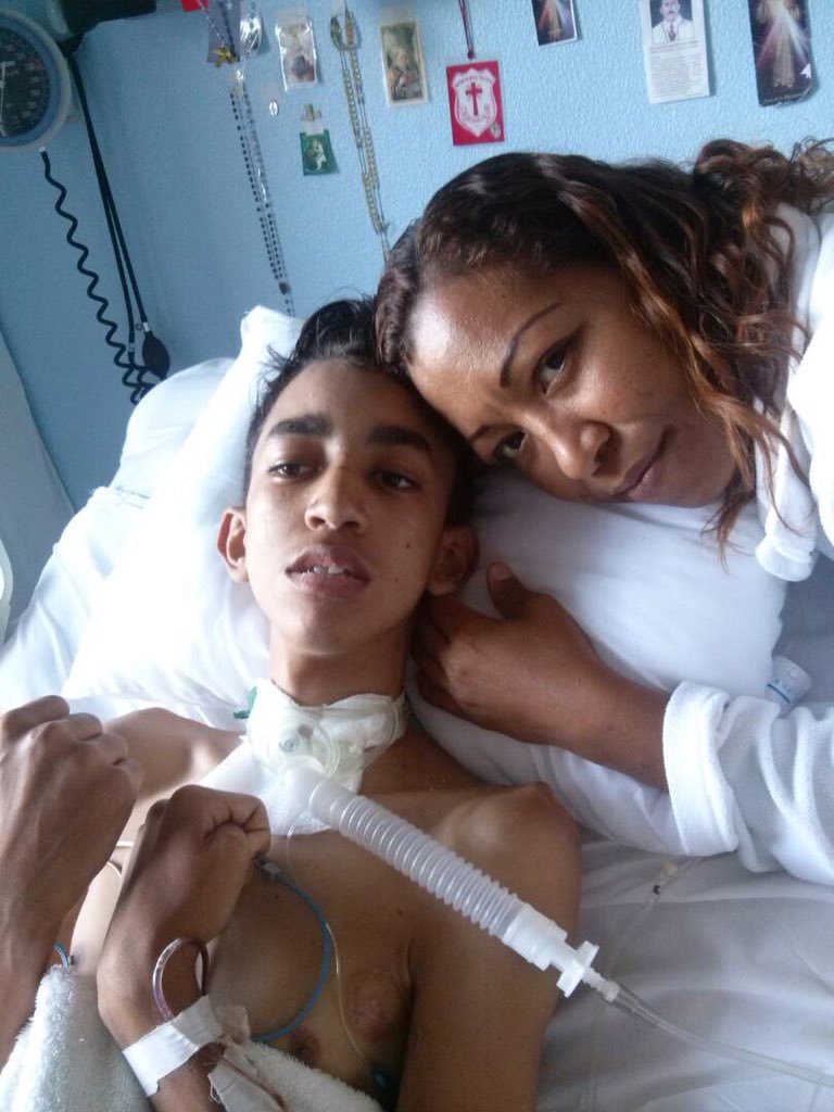 alexagomez2000's tweet photo. Recuerdan al Guerrero Óscar Navarrete? Fue herido con bomba lacrimógena en el pecho en las protestas del 2017 y quedó parapléjico. Les recuerdo cómo estaba Óscar apenas sucedió el accidente y cómo está ahorita gracias al amor y cuidados de su madre @ElizabethNro1 https://t.co/LspMg9LqYG