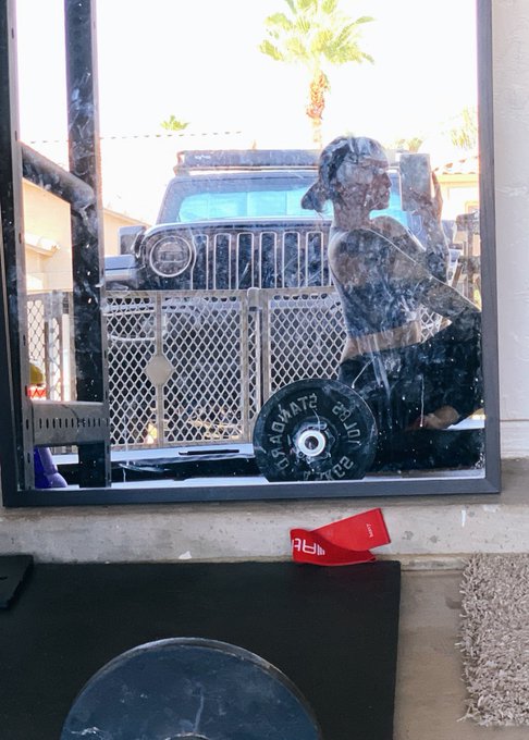 😒😒😒 I wonder who drooled and put fingerprints all over the mirror https://t.co/zyPzdgYU6p