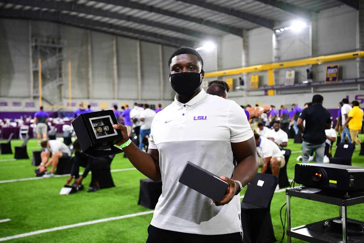 LSUfootball's tweet photo. Everytime I come around yo city
Bling Bling https://t.co/ECiZTaMGAj