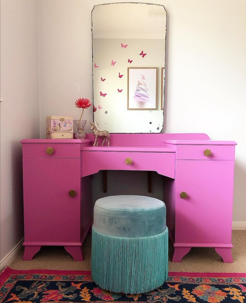 karlarodriguezv's tweet photo. El color es uno de los principales elementos de la decoración. Influye en las proporciones aparentes del espacio, las personas y el estado de ánimo, siendo utilizado para crear climas y estilos.
#interiordesing #desing #moderndesing #modernarchitect #diseño #interiorismo https://t.co/OAoKas2fRd