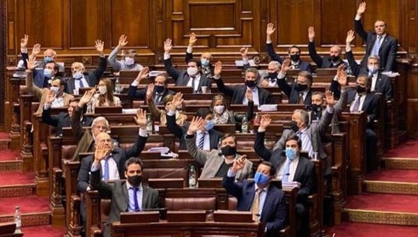 Levante la mano, el partido que se caga en el voto del pueblo: