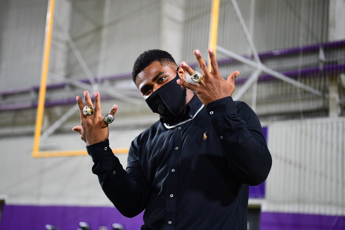 LSUfootball's tweet photo. Everytime I come around yo city
Bling Bling https://t.co/ECiZTaMGAj
