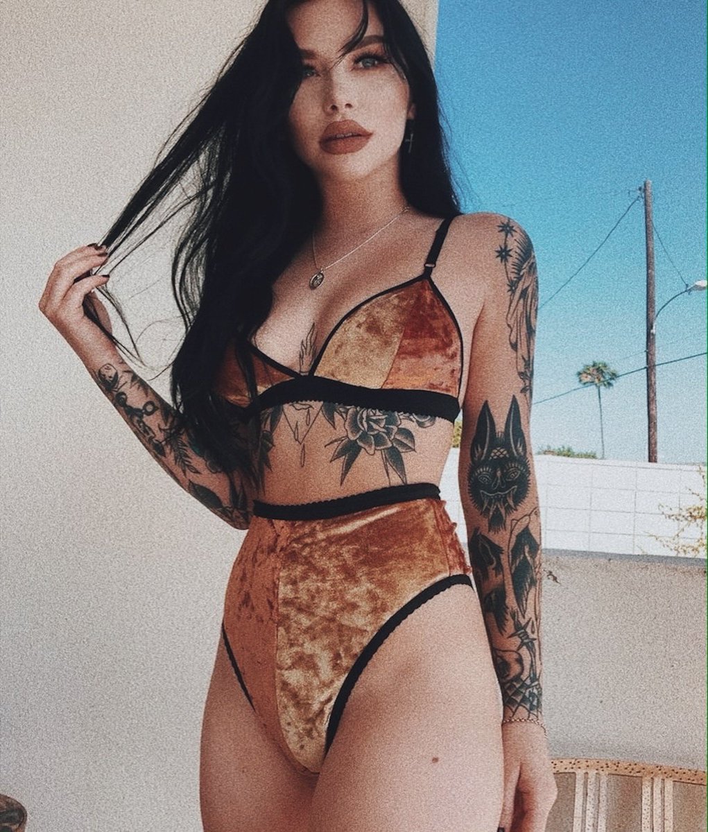 Made of stardust ✨ Krista wears SUN GODDESS velvet set 💫
Shop: findingrosie.com/products/sun-g…