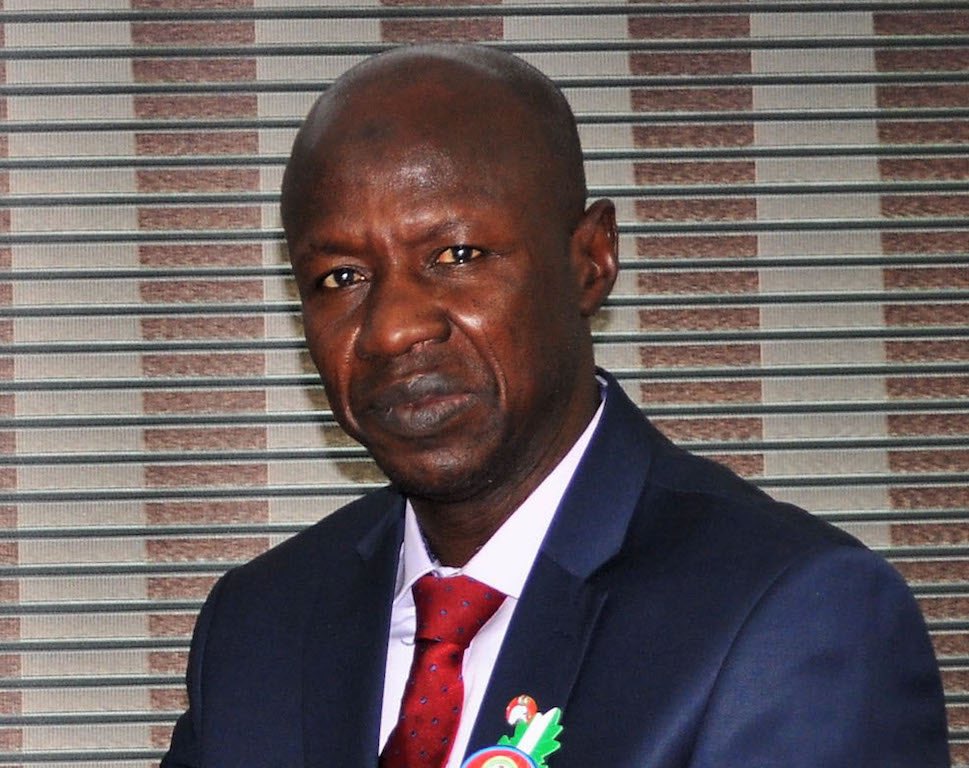 IBRAHIM MAGU COULD NOT ACCOUNT FOR N39BILLION: A Thread:Embattled former acting Chairman of the EFCC stole so much that he could not account for N39BILLION, gave Osinabjo N4billion, after the VP gave instructions to him to release some of the recovered loots