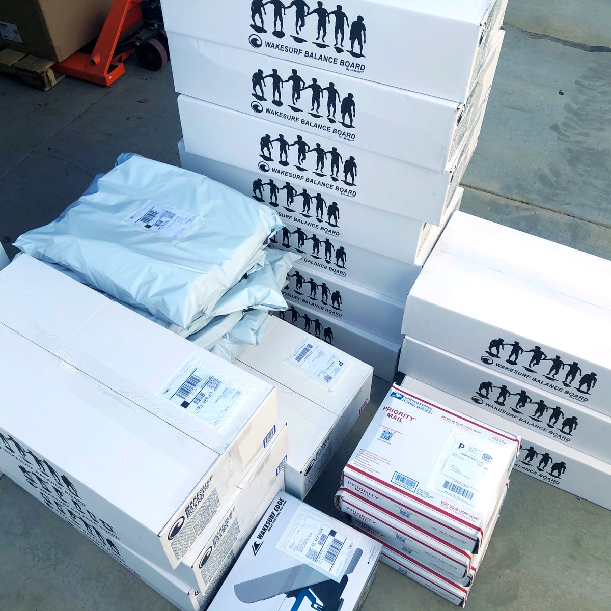 Lakesurfing's tweet photo. Another day, another load of fun stuff shipping out!
#lakesurf #wakesurfedge #wakesurfbalanceboard #rocsac #ballast #boatdays https://t.co/hGg0NFSoRw