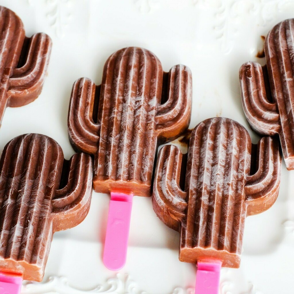 GoDairyFree's tweet photo. Dairy-Free Fudgesicles that are Cheap &amp; Easy to Make with Basic Ingredients! Vegan, gluten-free, allergy-friendly, and lots of options.
See the link in my bio for the recipe.
#fudgepops #veganpopsicles #popsicles #vegan #glutenfree #frozentreat #allegyfr… https://t.co/9miPUEECID https://t.co/IztMkPwvLP