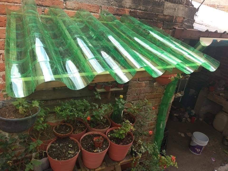 LeMonda__'s tweet photo. Miren el techito, con botellas recicladas. https://t.co/rzrE455LiM