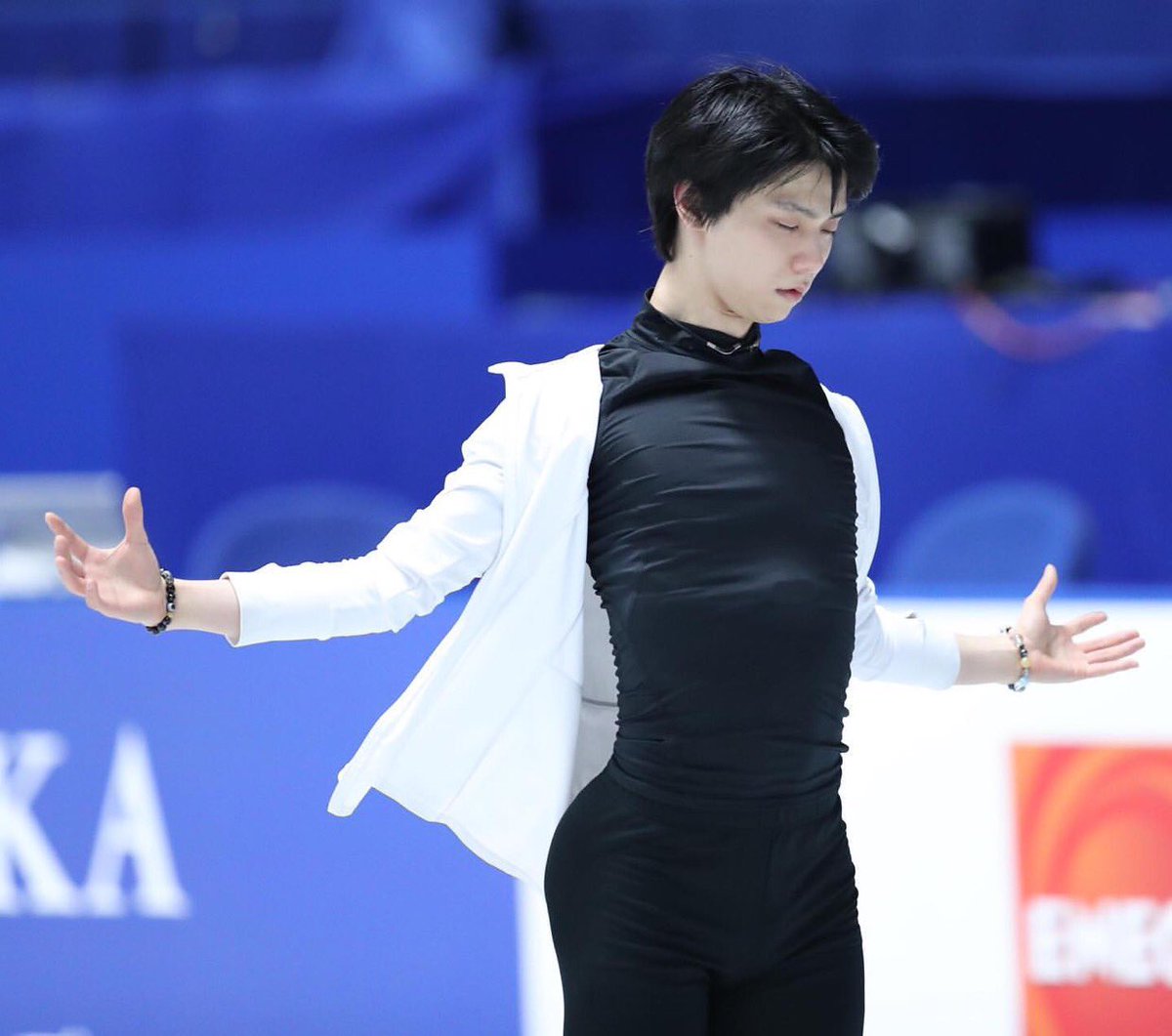 RT これは同意。羽生は日本人を基準にしていない。海外TOP選手は首の長さ・肩幅も含め腕を翼のように広げる。羽生は自分が使いたいと思うより腕の長さが〝足りない〟と考えていたのだろう。だからこそ彼は肩関節背筋側筋で肩甲骨から腕を動かしカバーする。その知見は本来国内若手の規範となるのだが…