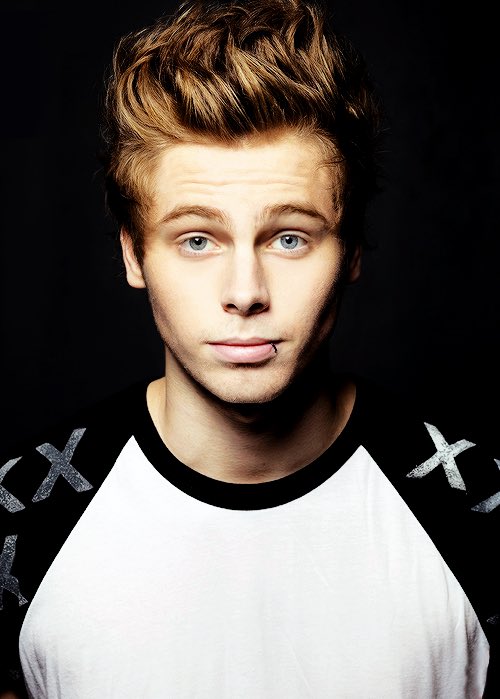 Luke Hemmings as Robert PattinsonA THREAD ——