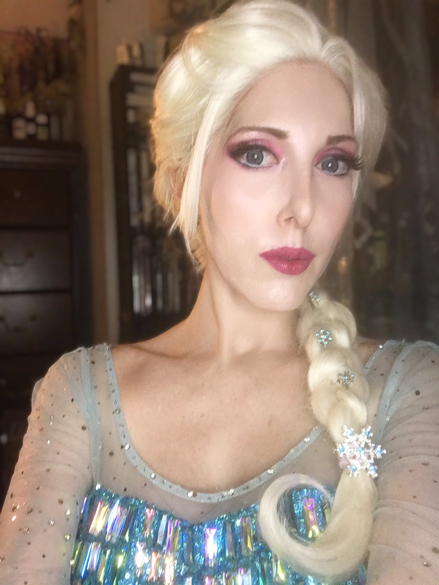 Kittendtv's tweet photo. Elsa Selfies today before a virtual visit with the Ice Queen ... wore my backup wig as she is getting restyled... #ElsaCosplay #Princess #IveQueen #LetItGo #FrozenCosplay https://t.co/Yr7m7H71TG