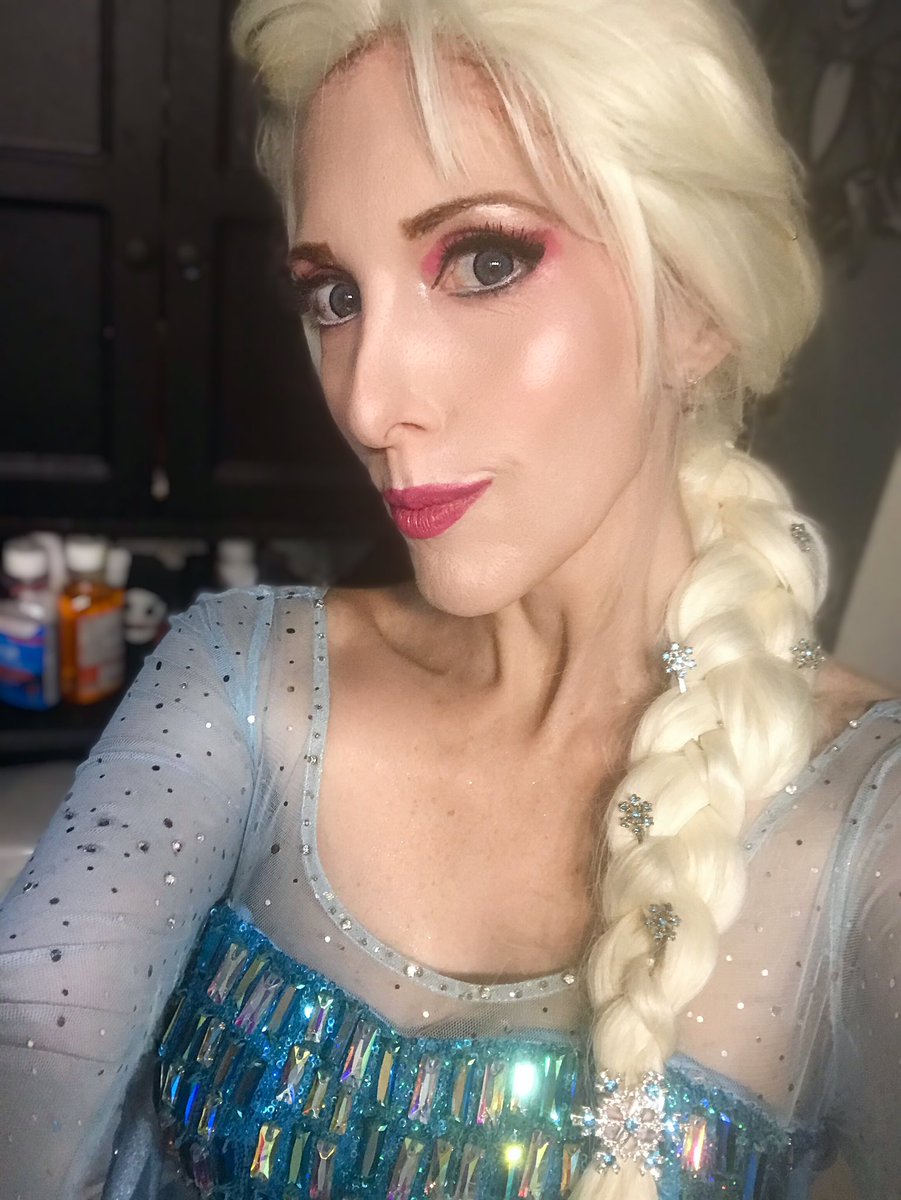 Kittendtv's tweet photo. Elsa Selfies today before a virtual visit with the Ice Queen ... wore my backup wig as she is getting restyled... #ElsaCosplay #Princess #IveQueen #LetItGo #FrozenCosplay https://t.co/Yr7m7H71TG