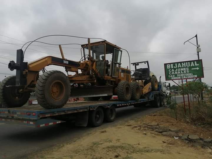 GadACalderon's tweet photo. #BienestarYDesarrollo
Retomamos los trabajos por el bienestar de nuestra Parroquia y sus comunidades. 
Por ello se han iniciado los trabajos de reconformación de las vías y callejones de la comunidad de la Balsa con la maquinaria del @GobiernodManabi.
 
@LeoOrlandoA https://t.co/Ummtz9dtKU