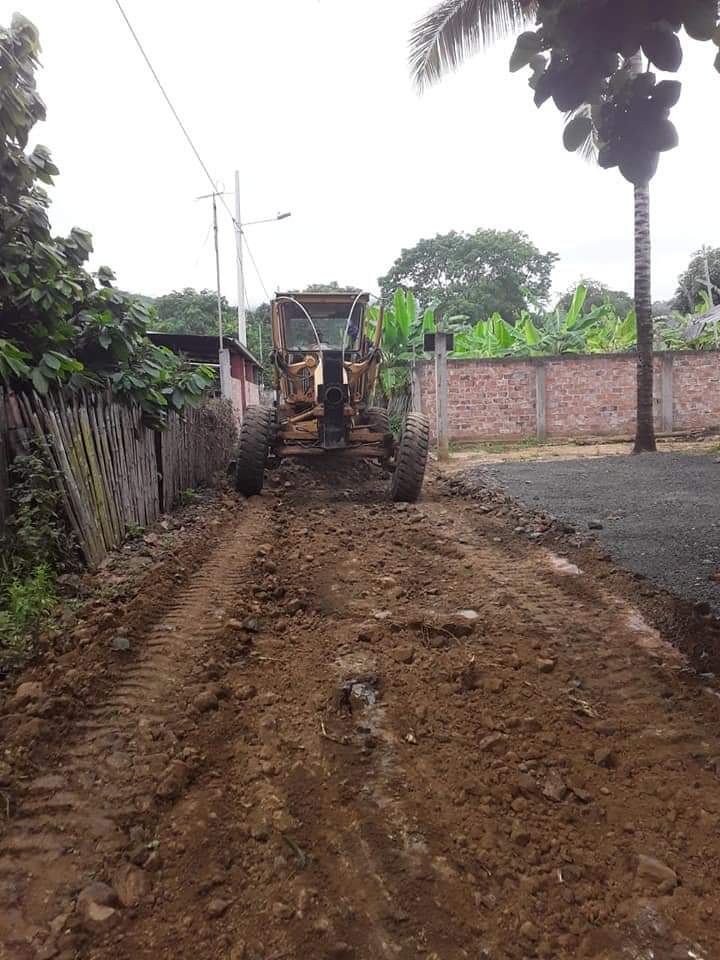 GadACalderon's tweet photo. #BienestarYDesarrollo
Retomamos los trabajos por el bienestar de nuestra Parroquia y sus comunidades. 
Por ello se han iniciado los trabajos de reconformación de las vías y callejones de la comunidad de la Balsa con la maquinaria del @GobiernodManabi.
 
@LeoOrlandoA https://t.co/Ummtz9dtKU