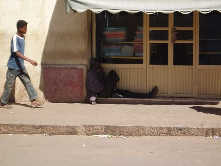 EritreaHopes's tweet photo. ንሃንጽ ኣለና ክኣ ይባሃለለይ። ህዝቢ ኣብ ፈቆዶ ጎደና ደርቢካስ። ደገፍቲ ህግደፍ መስጣ እዚ ህዝቢ ኣበይ ኮን እዩ ክውድቀና ክትሉኩሙና ኢኩም ክኣ ኤፔ https://t.co/YEPZjINbmn