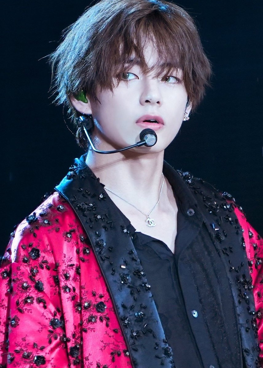 btsscope's tweet photo. Taehyung of @BTS_twt becomes First Soloist in history to chart a song at #1's in 103 countries on iTunes. https://t.co/uxArtoMWP3
