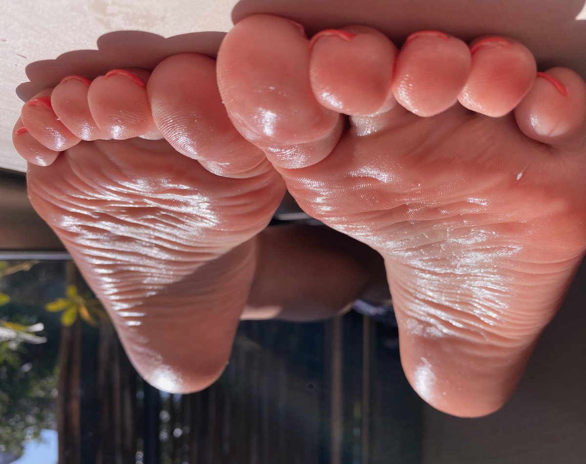 alesderonde's tweet photo. the insatiable craving you have for My feet will send you into blissful financial ruin ✨🔒 https://t.co/SPgSFreDvP