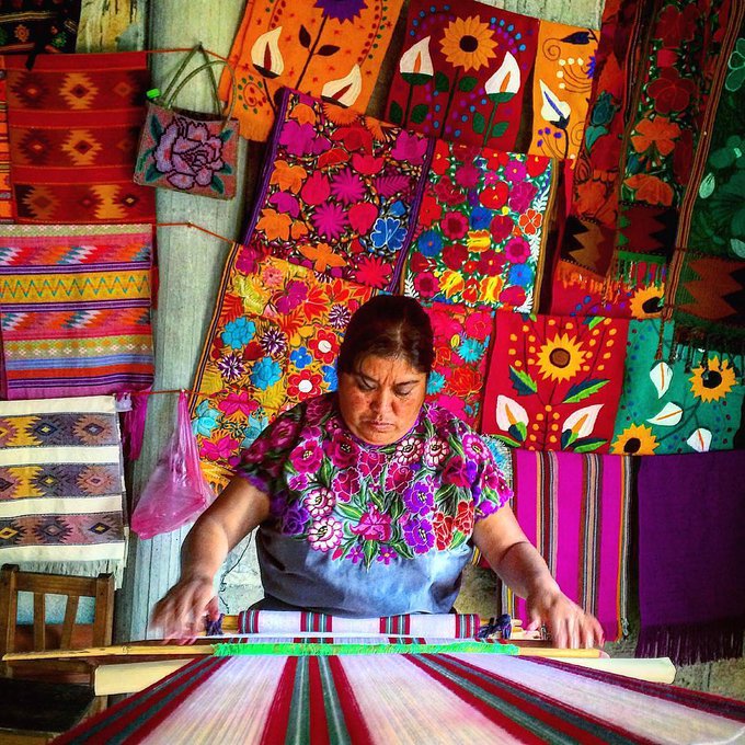 Las manos crean la magia de cada lugar y tú puedes ser parte de ello. 🤲🏻🧶
Zinacantán, Chiapas. 
¡Viaja