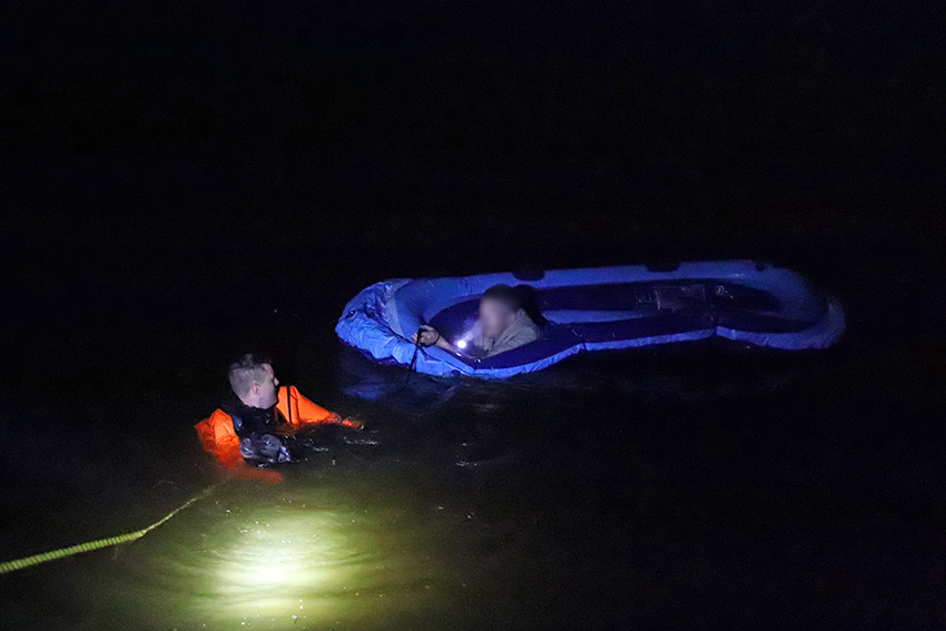 Brandweer haalt vrouw en hond uit het Drentsche diep..