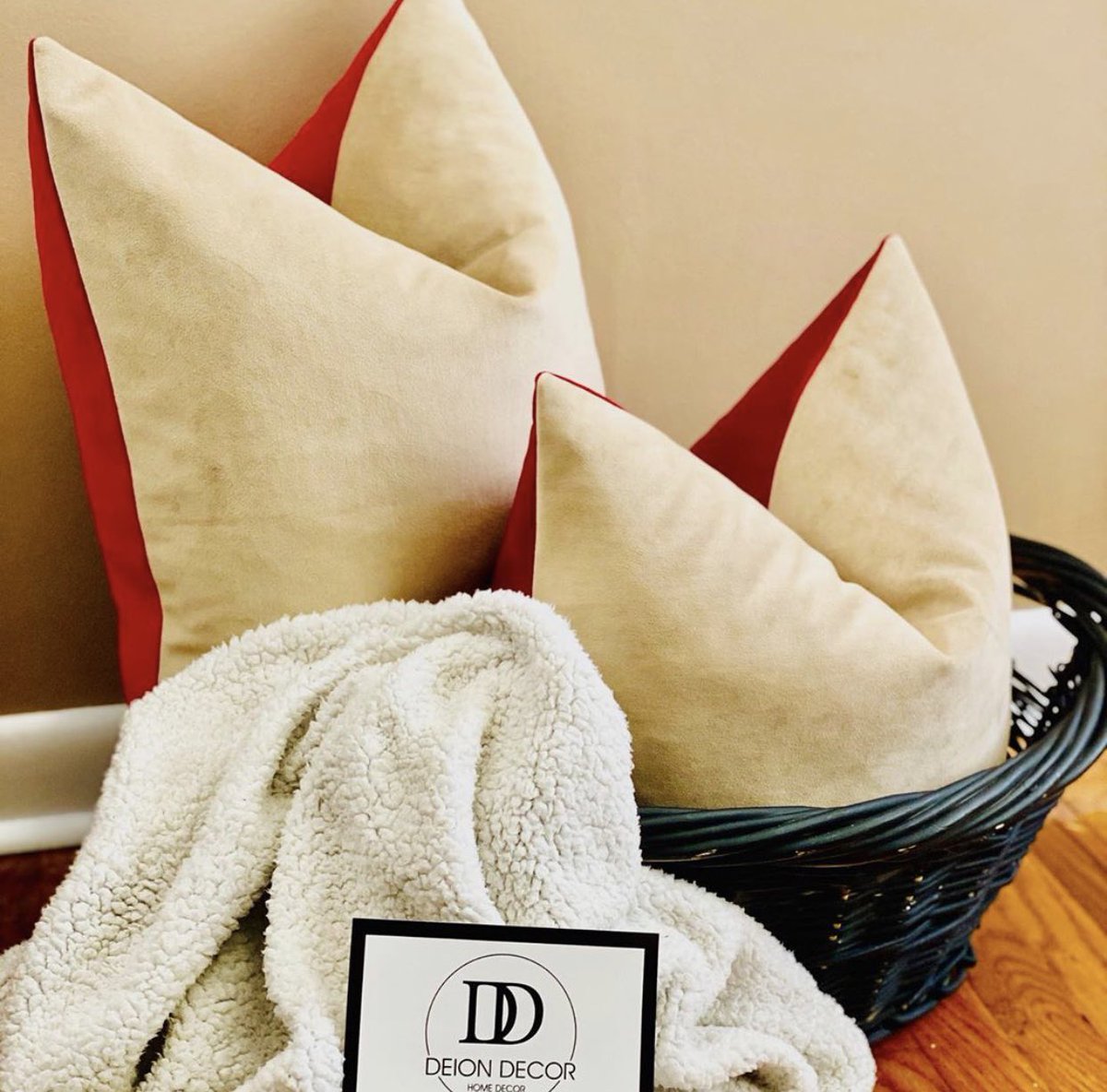 TadeanP's tweet photo. Two things I don’t play about: my skincare products and my candles. Check out these SC/NC based home and beauty products. https://t.co/h1C63ZNnU5